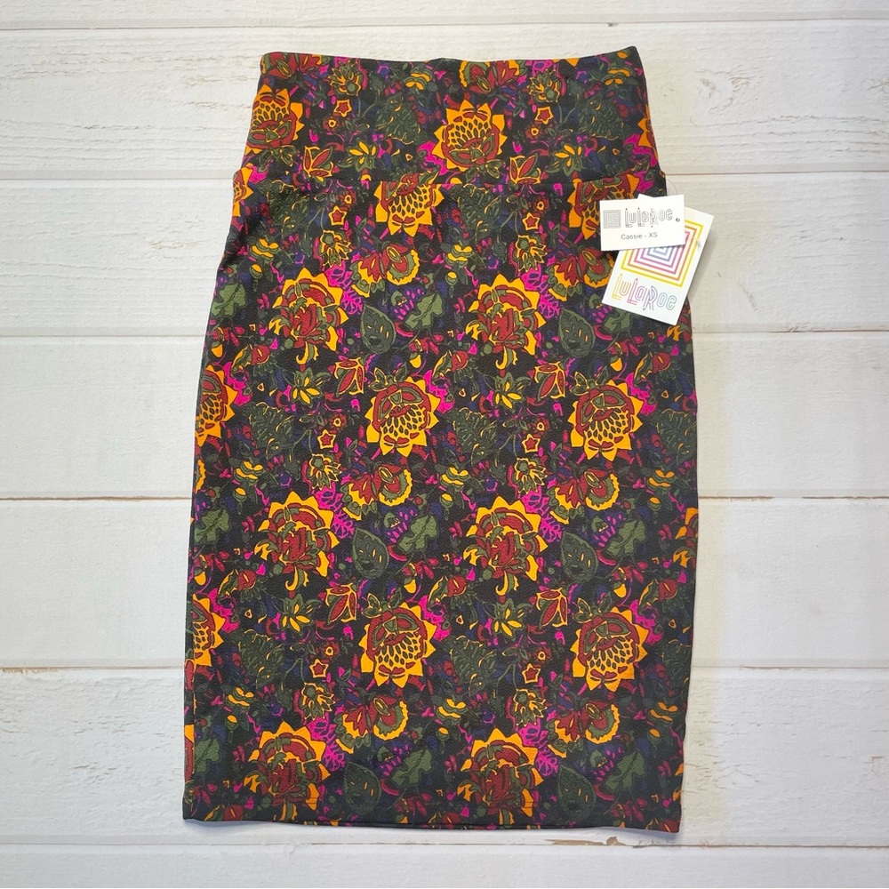 NWT - Lularoe - Women’s Vintage Floral Print Cassie Pencil Skirt